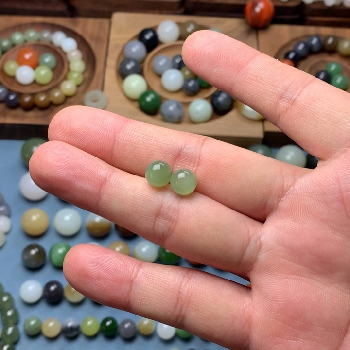 和田玉卡8粉青×2个未镶嵌?****谱