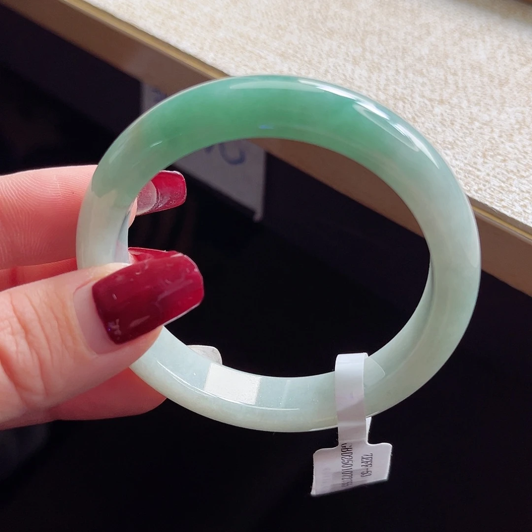 翡翠手镯未镶嵌手镯