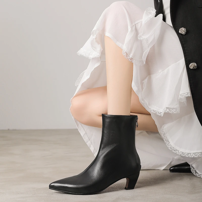 5cm复古风尖头粗跟短靴冬季真皮百搭瘦瘦靴子时尚显瘦黑色时装靴