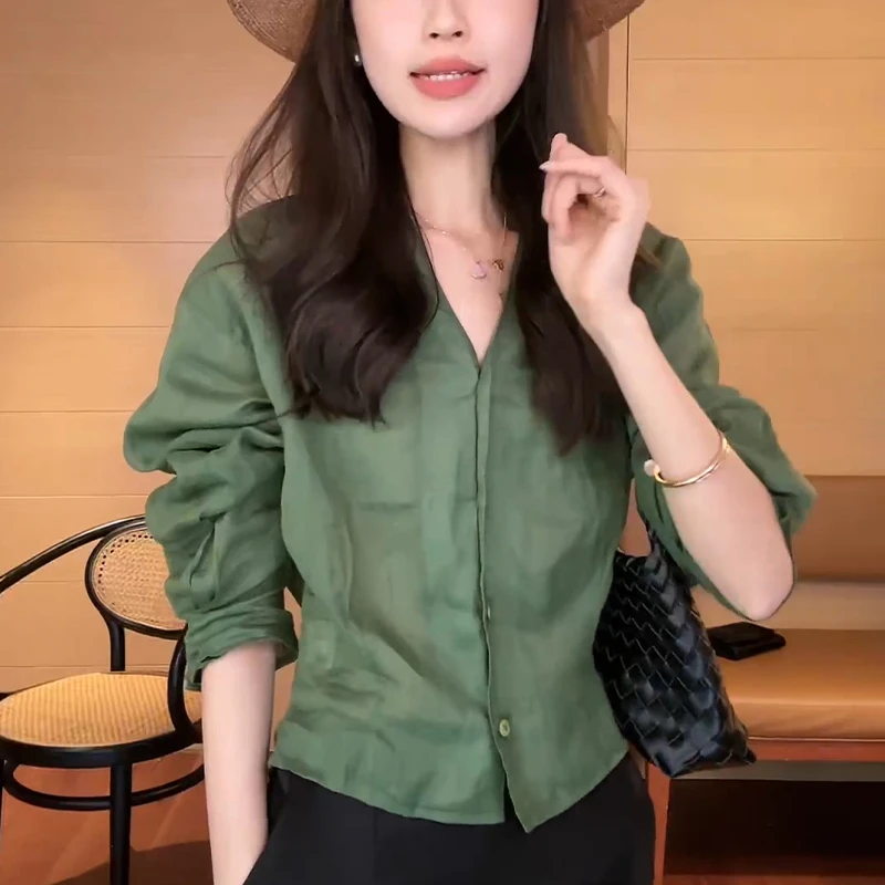 春季新款简约绿色V领单排扣轻薄小衫休闲风通勤百搭宽松显瘦衬衣