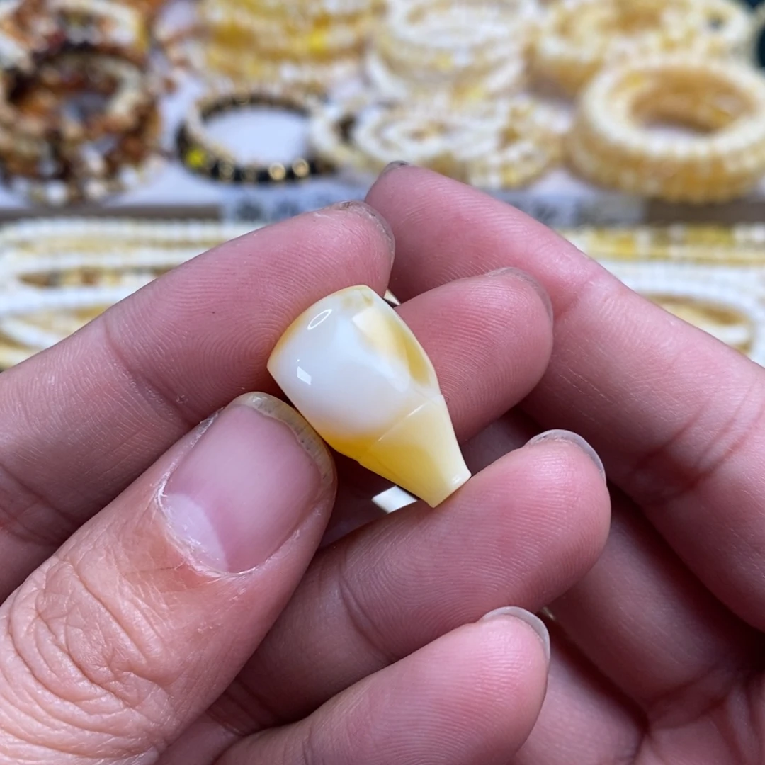 琥珀裸石未镶嵌荧光瓷白花13mm+