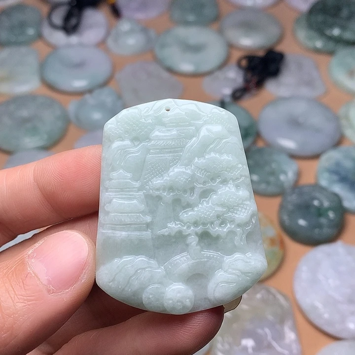 翡翠未镶嵌颈饰山水