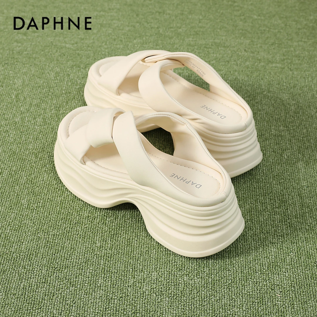 达芙妮凉拖鞋女夏季2025新款厚底增高配裙子休闲百搭海边沙滩凉鞋