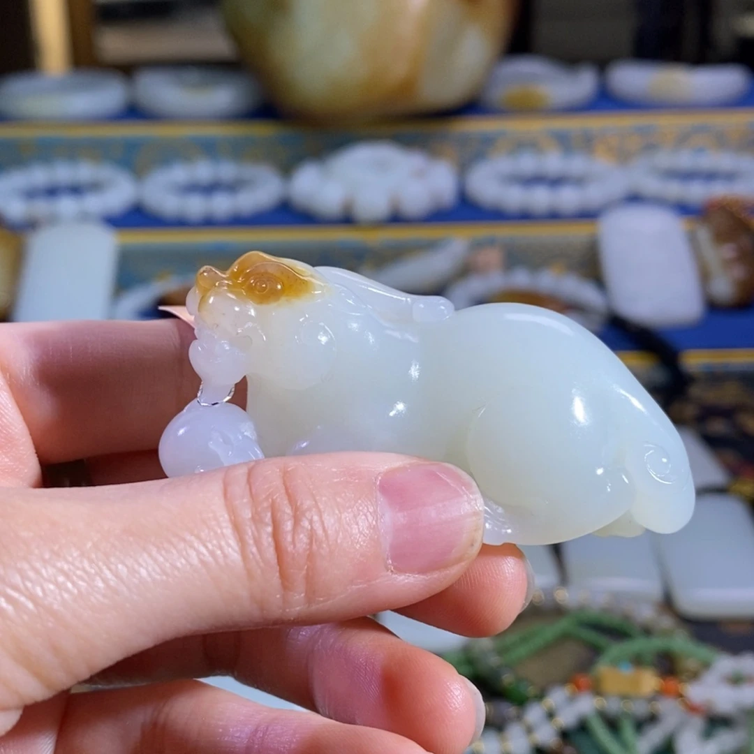 毛***子和田玉未镶嵌颈饰