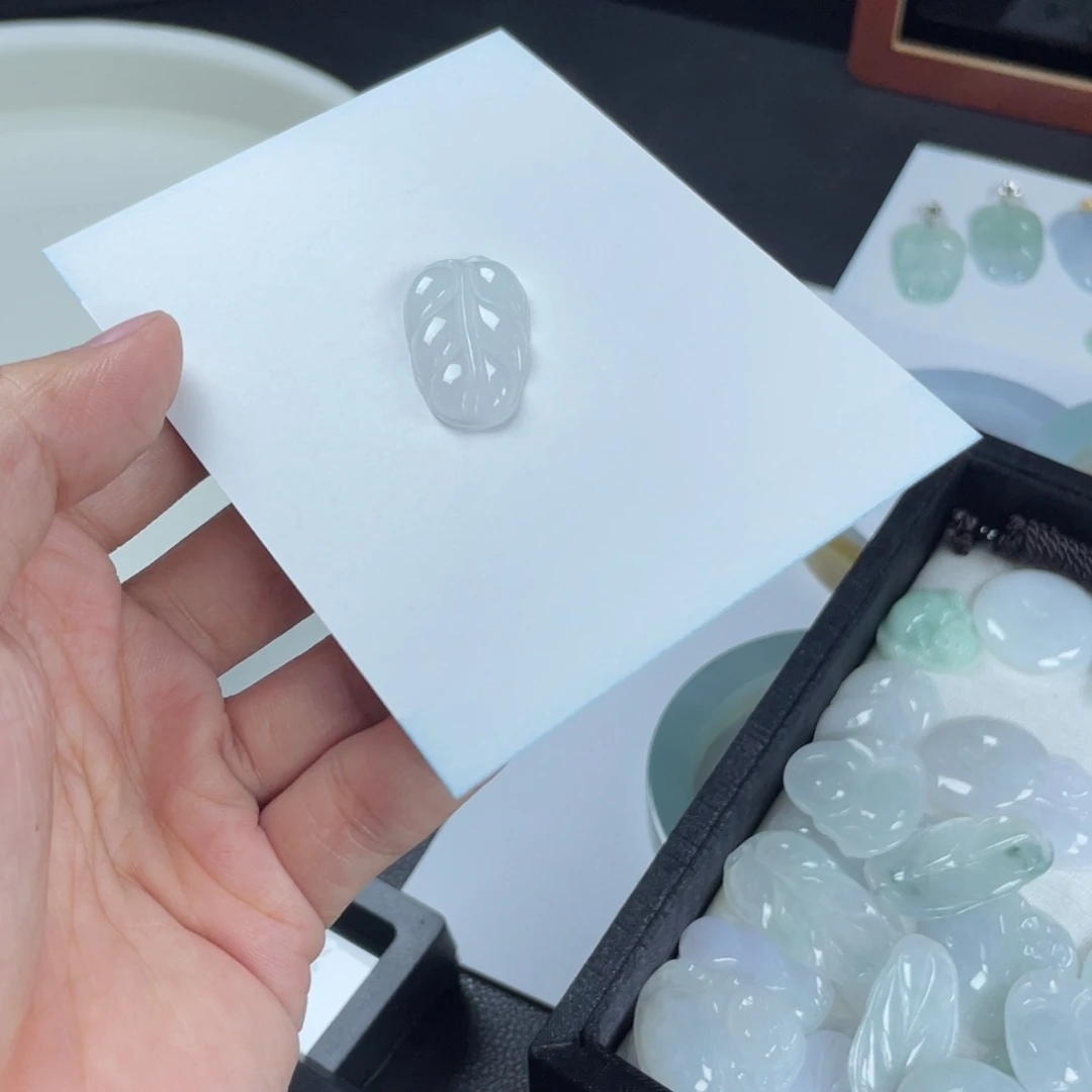 执***颜颈饰未镶嵌翡翠叶子