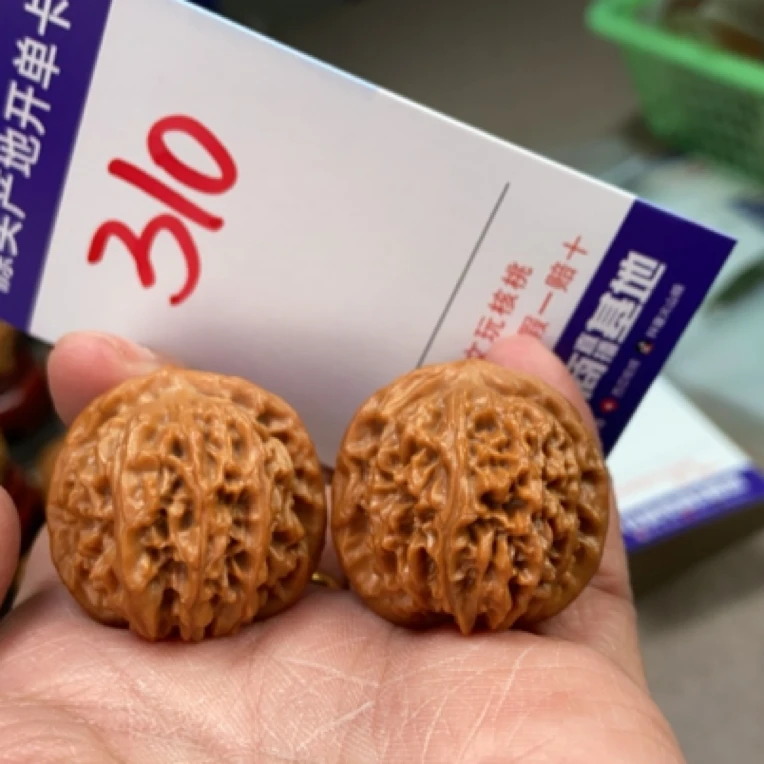 30手盘龙眼儿文玩核桃310号