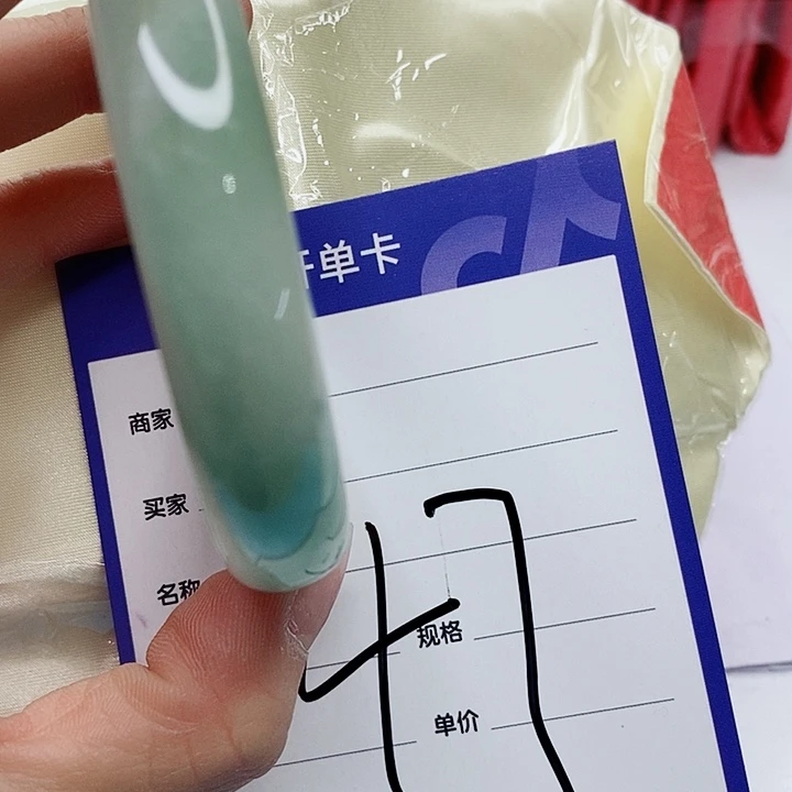 翡翠手镯未镶嵌翡翠