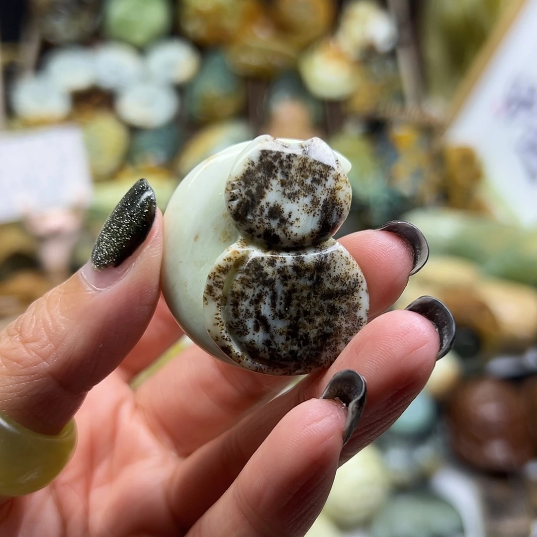 岫玉未镶嵌颈饰辽阳水草月亮猫