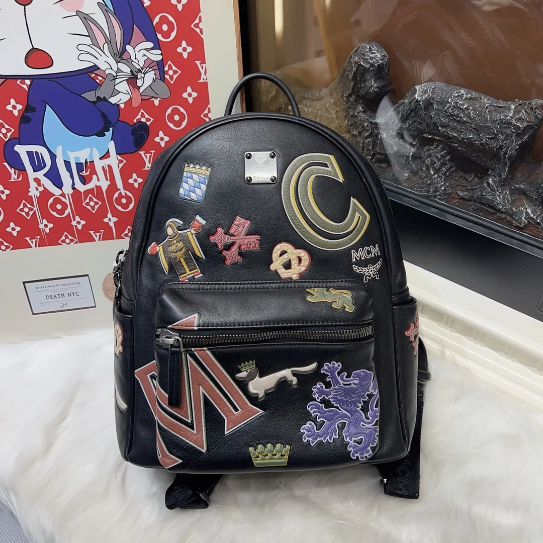 95新 MCM mcm徽章浮雕双肩包a6453