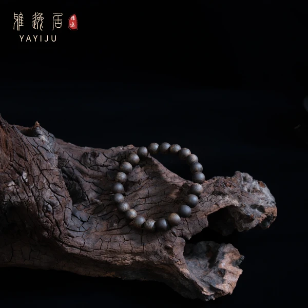 沉香（跨年庆典）虫漏卡8圆珠单圈手串沉水级