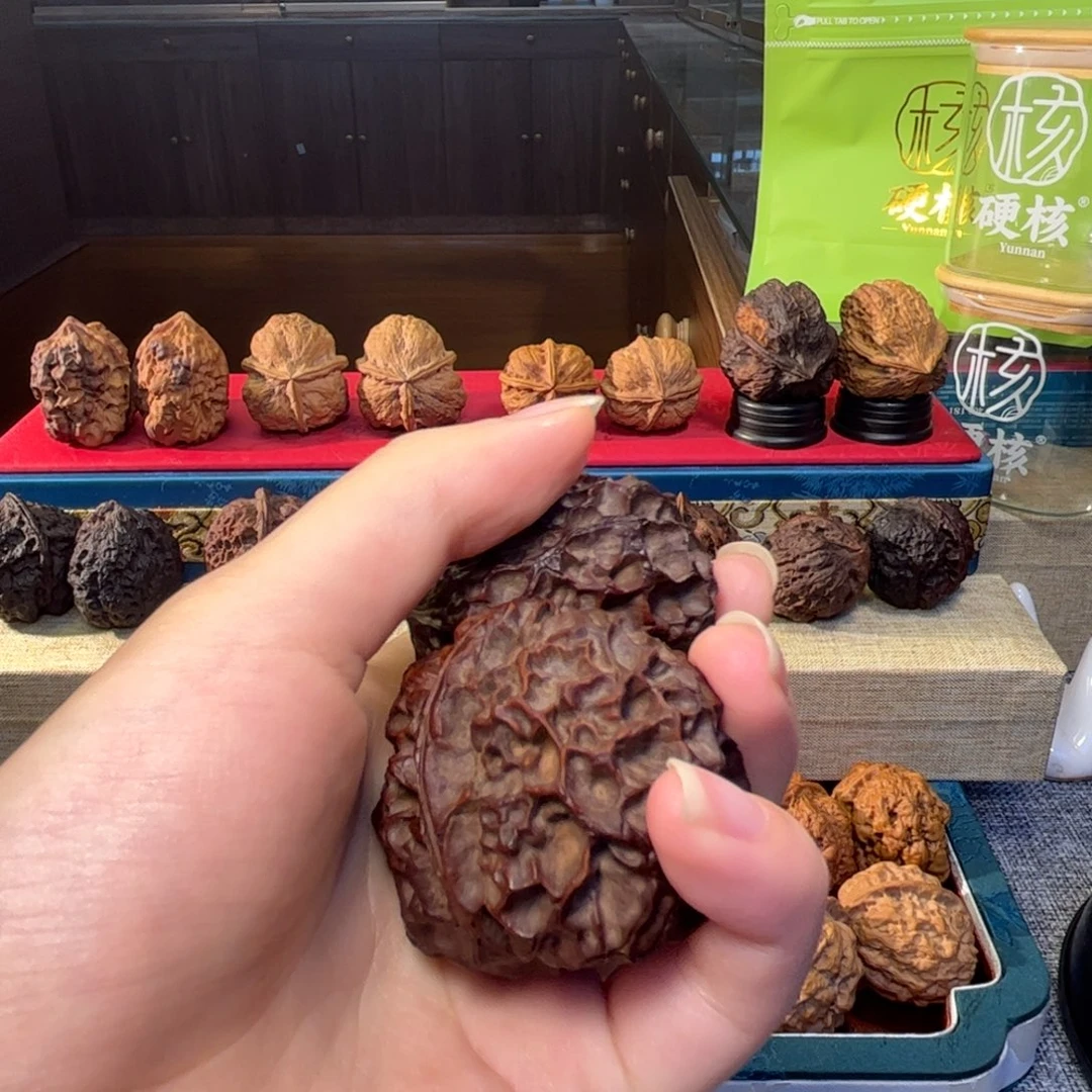 文玩核桃凤凰牡丹