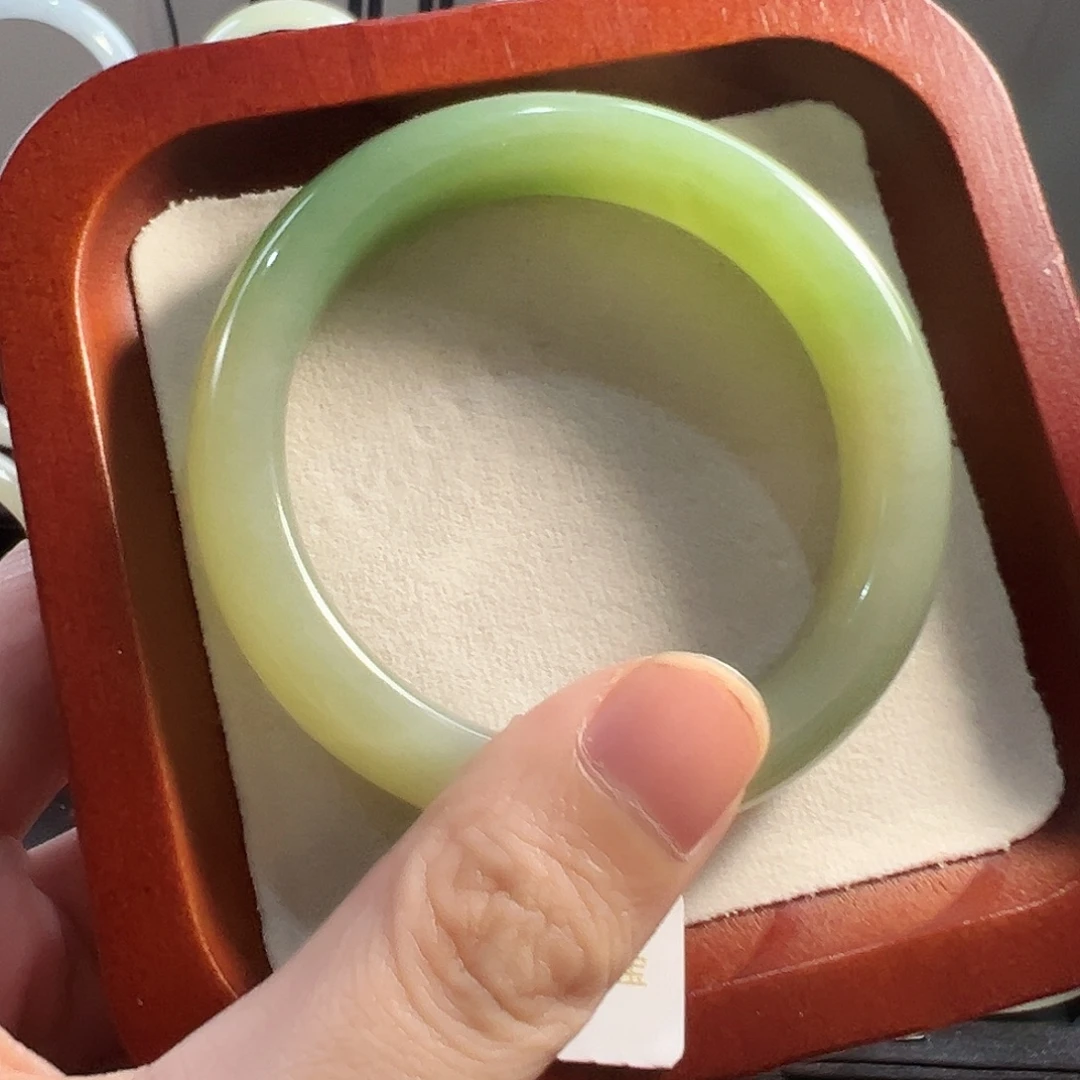 呀***和田玉未镶嵌手镯