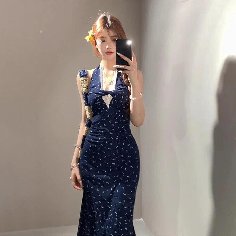 夏季新款辣妹纯色蓝色挂脖连衣裙子女纯欲法式气质包臀碎花长裙