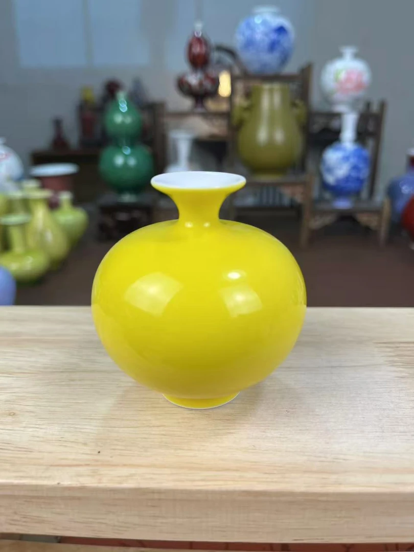景德镇帝王黄手工石榴瓶