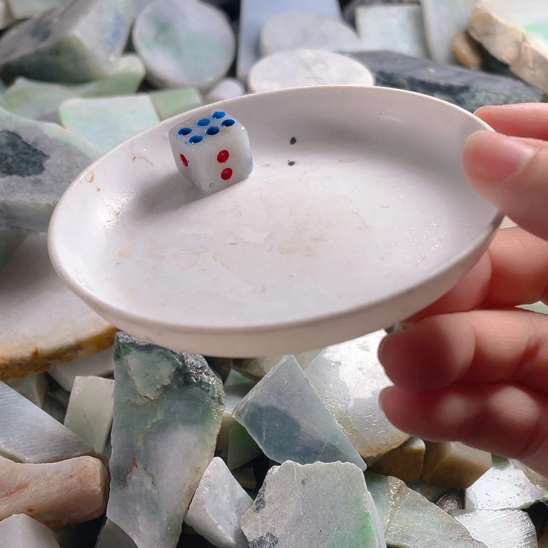 颈饰未镶嵌翡翠。