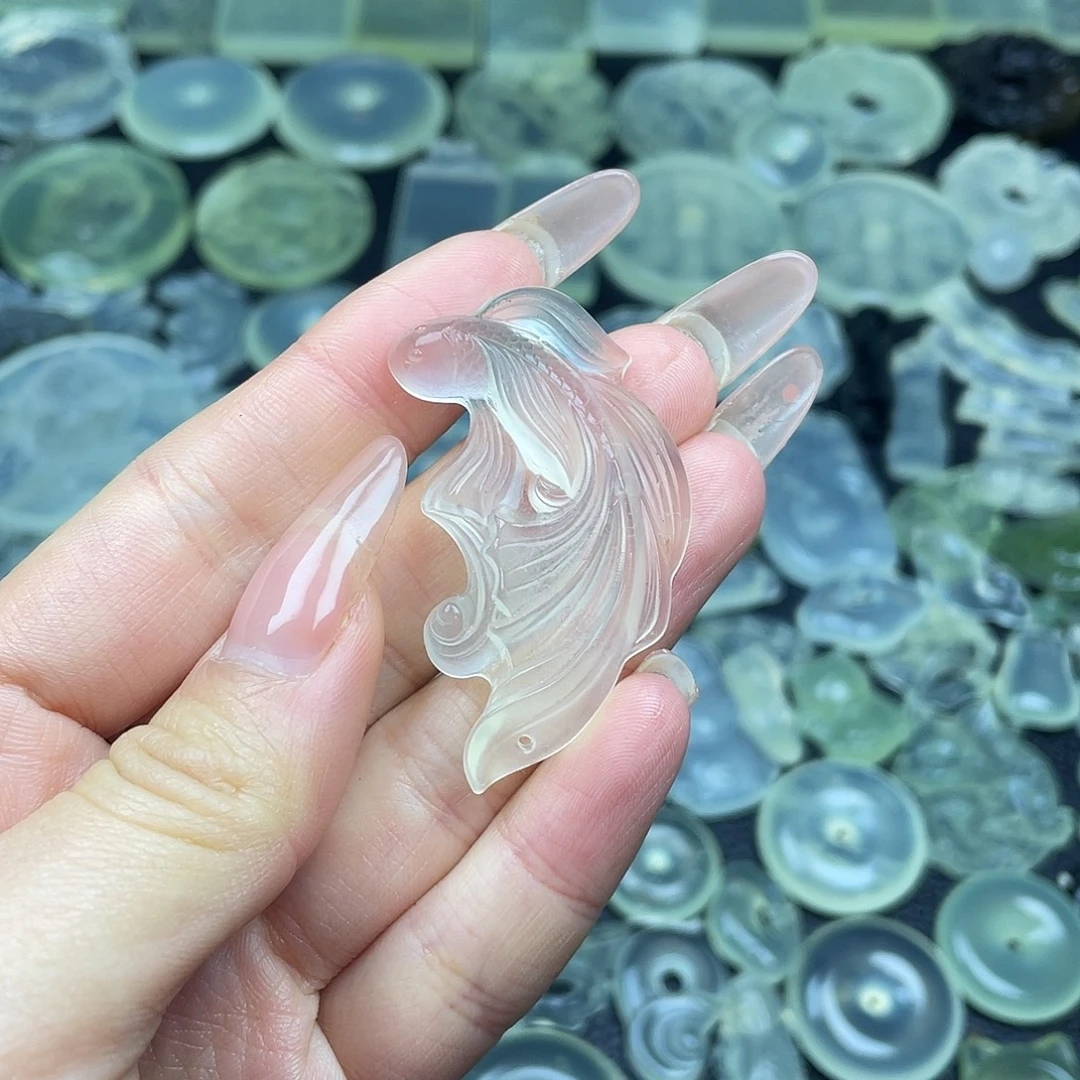 岫玉未镶嵌颈饰鱼