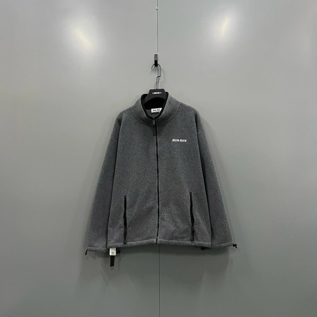 未使用 MIU MIU/缪缪 (ll) 灰色字母logo刺绣立领外套 XL码015287
