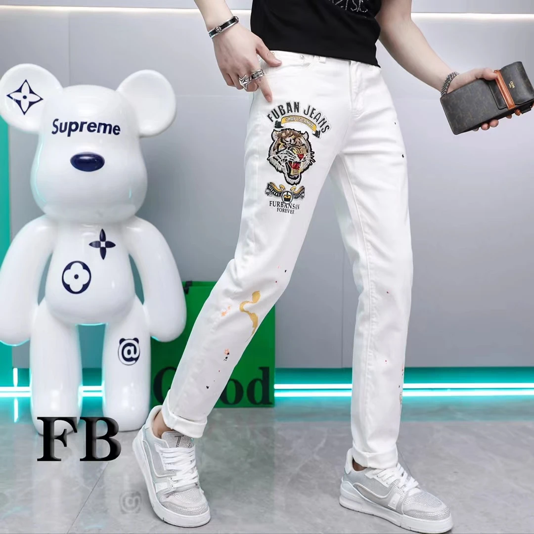 【阿凯严选】2025春夏新款男士潮流时尚小脚高弹刺绣白色修身牛仔裤