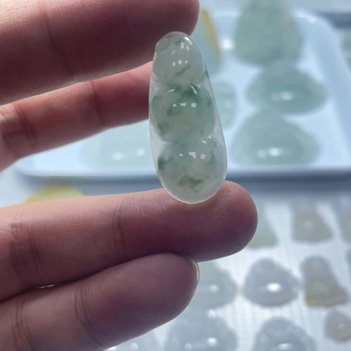 翡翠未镶嵌颈饰豆子