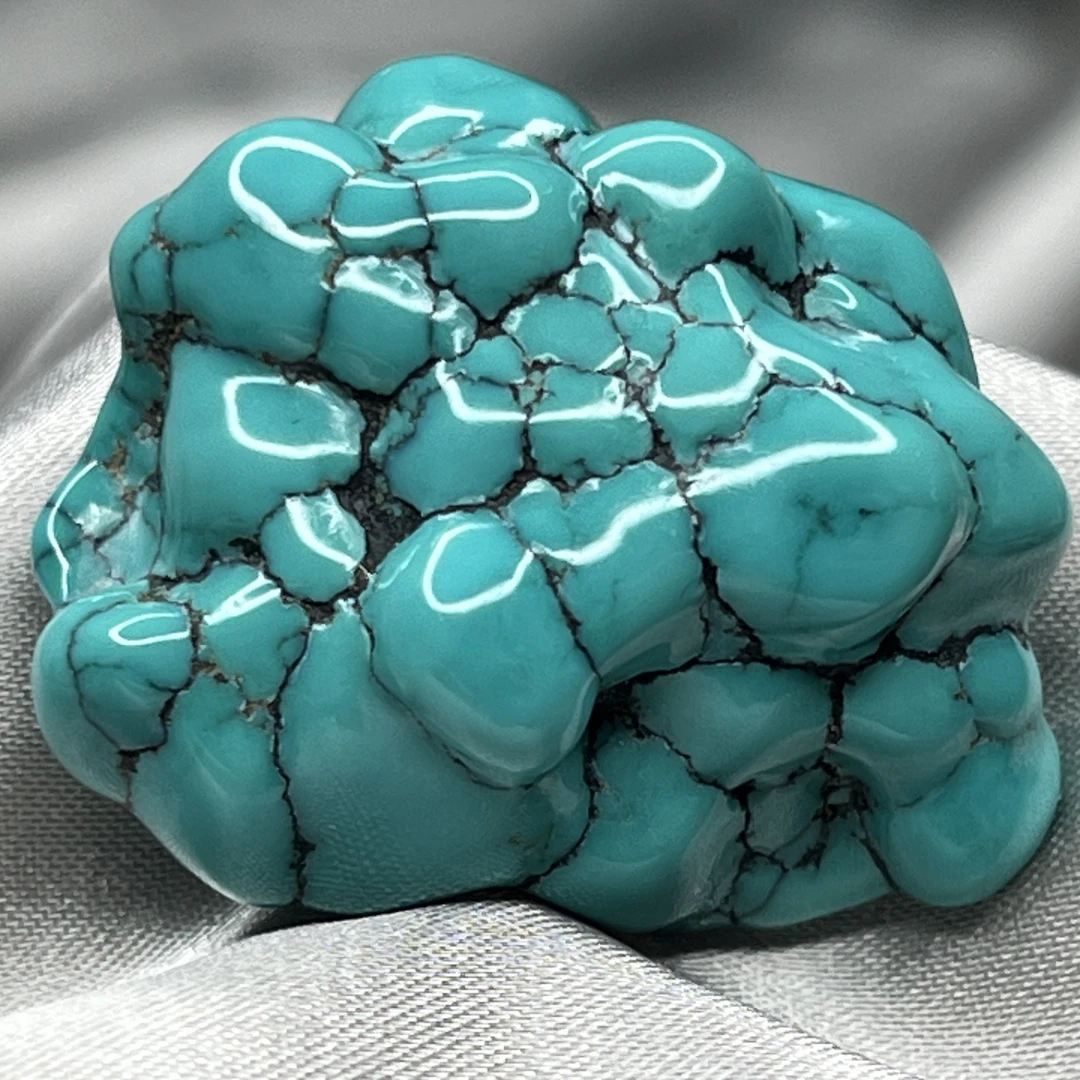 高品质全玉化绿料绿松石随形，尺寸26.3x31.5x18.1mm重17.57克