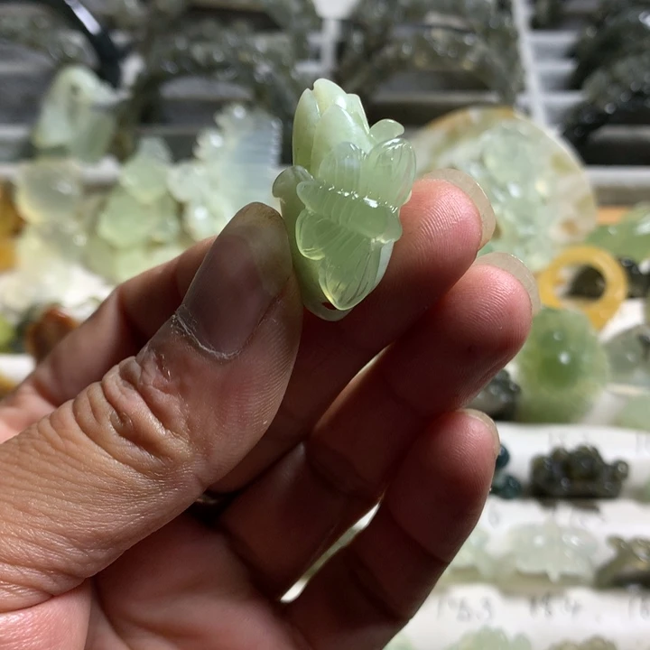 蛇纹石玉未镶嵌颈饰蝶恋花