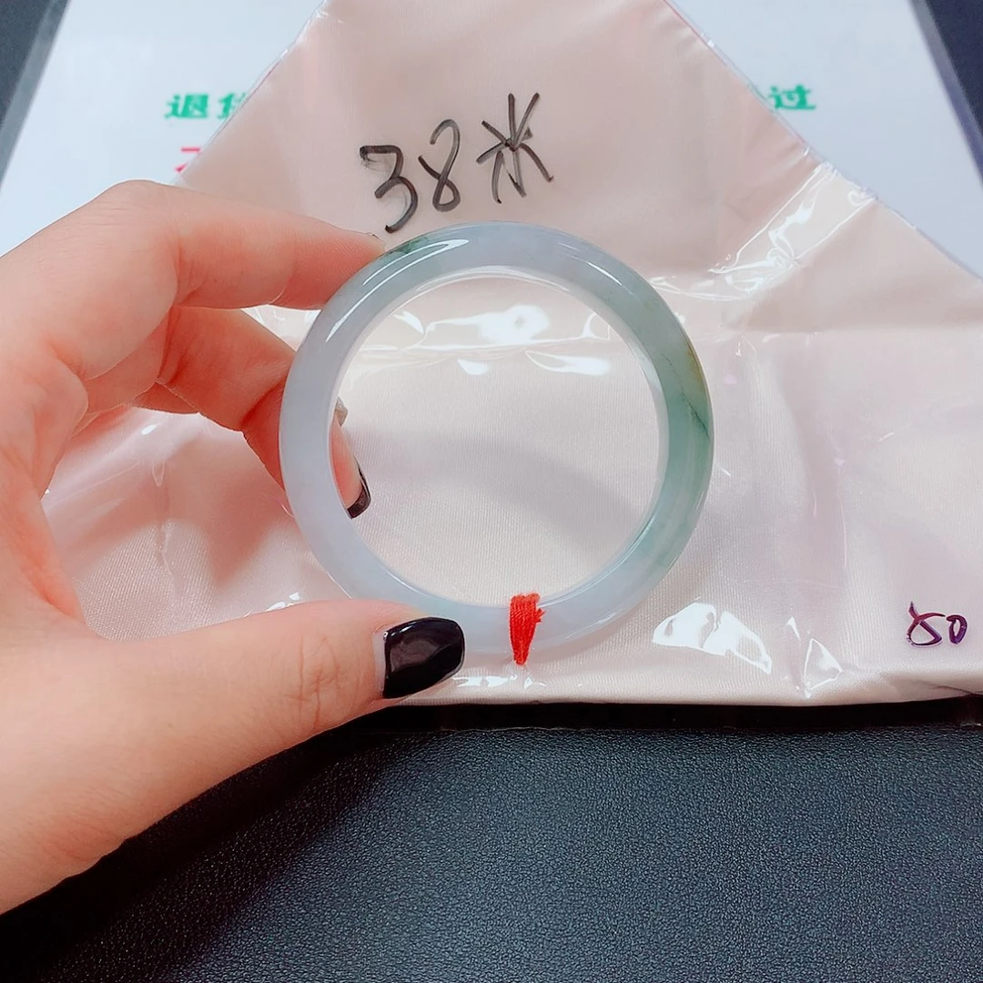 翡翠手镯未镶嵌翡翠
