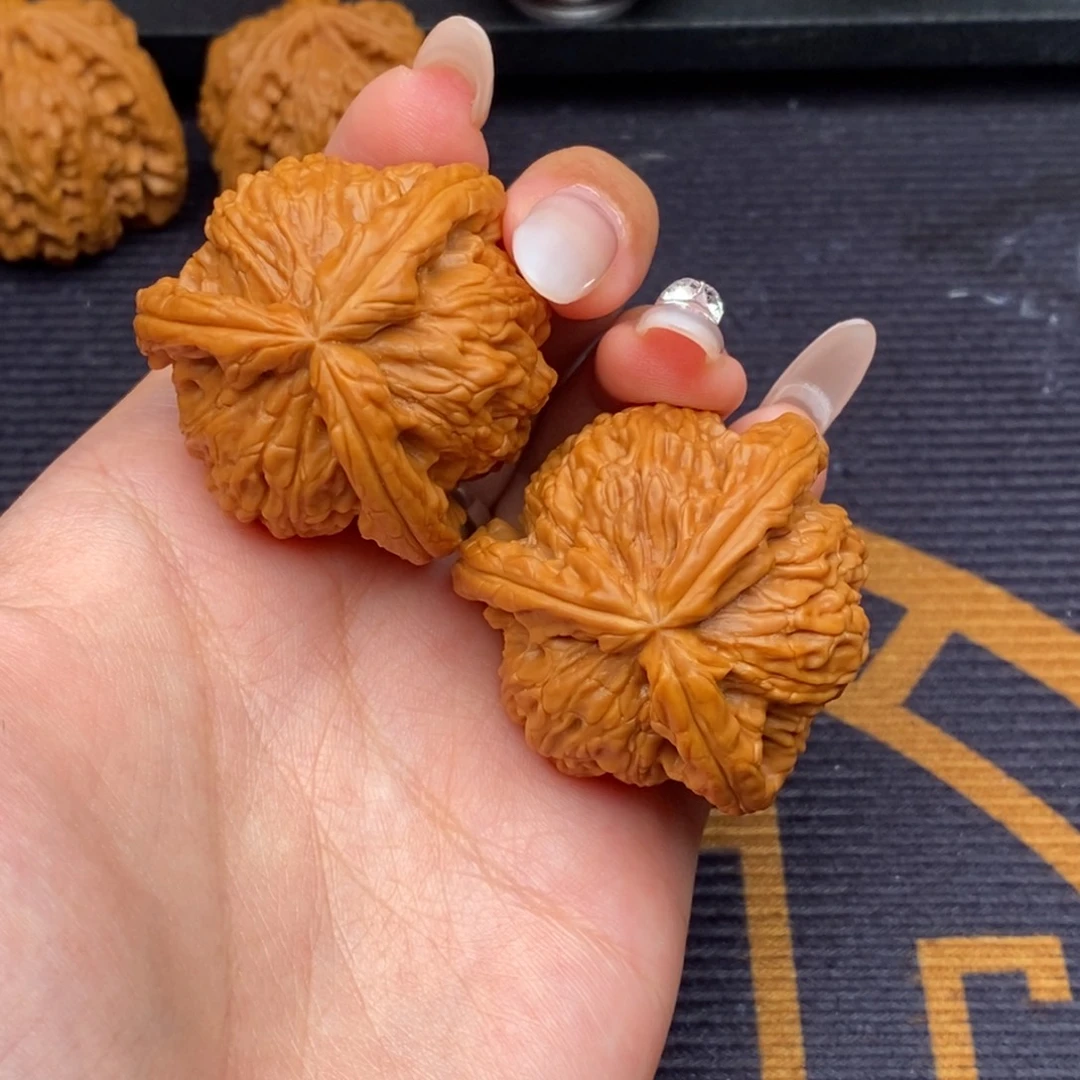 *****文玩核桃吊坠白狮子正奔