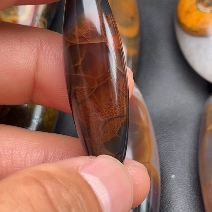 大***文颈饰未镶嵌石英岩玉