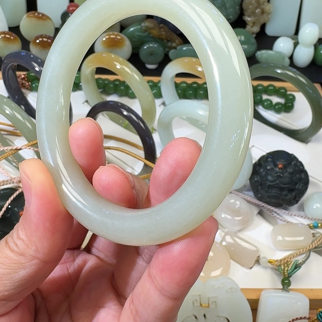 钦***贝颈饰未镶嵌和田玉