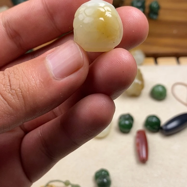 L***3和田玉未镶嵌颈饰