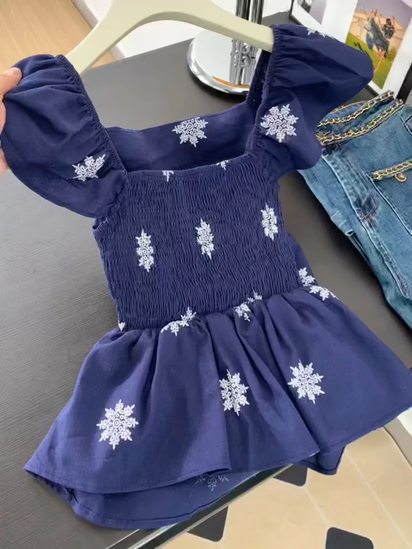 2025夏季新款小碎花松紧收腰刺绣方领泡泡袖上衣女欧若风气质小衫