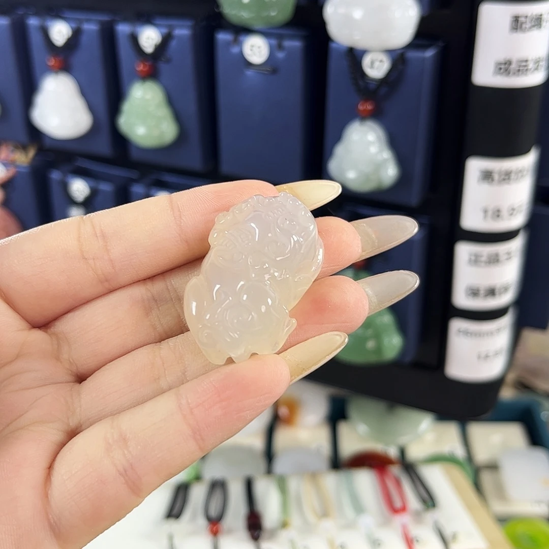 往***风石英质玉未镶嵌颈饰