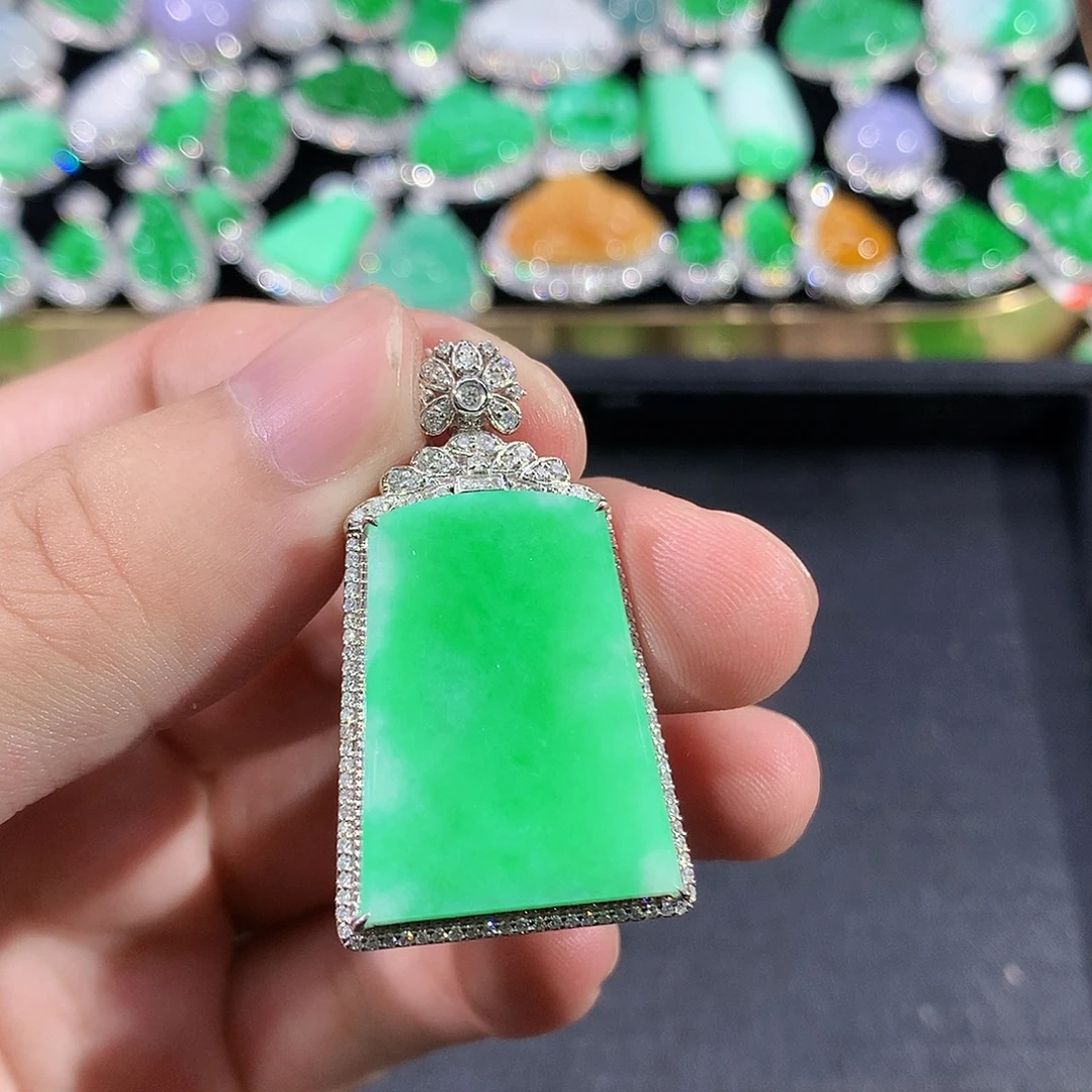 翡翠18K金镶嵌颈饰