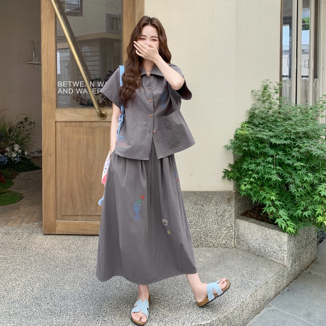灰色慵懒风刺绣短袖衬衫套装裙女2025夏韩系休闲减龄半身裙两件套