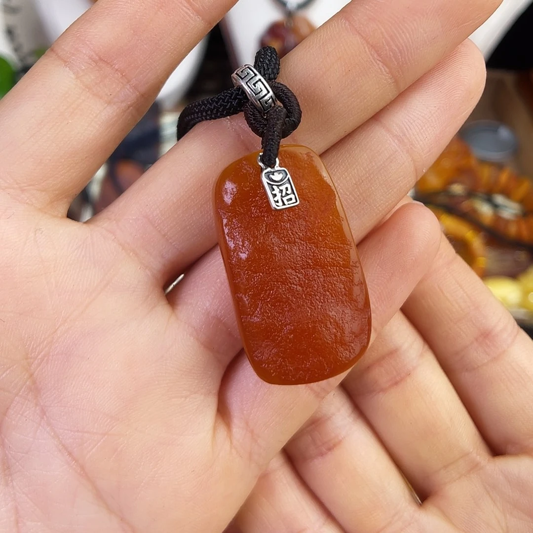 琥珀珠宝奇石未镶嵌。