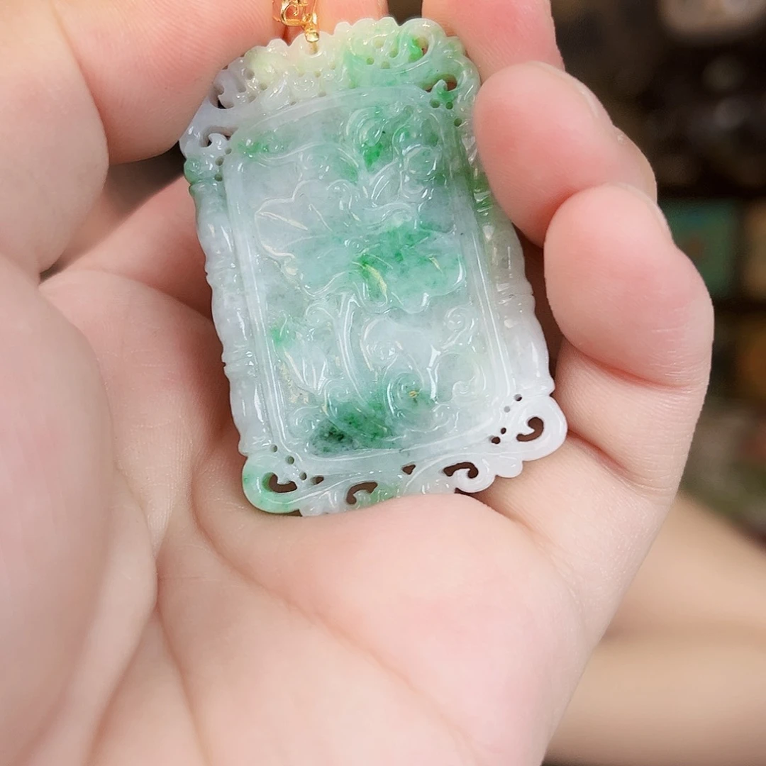 翡翠18K金镶嵌颈饰吊坠