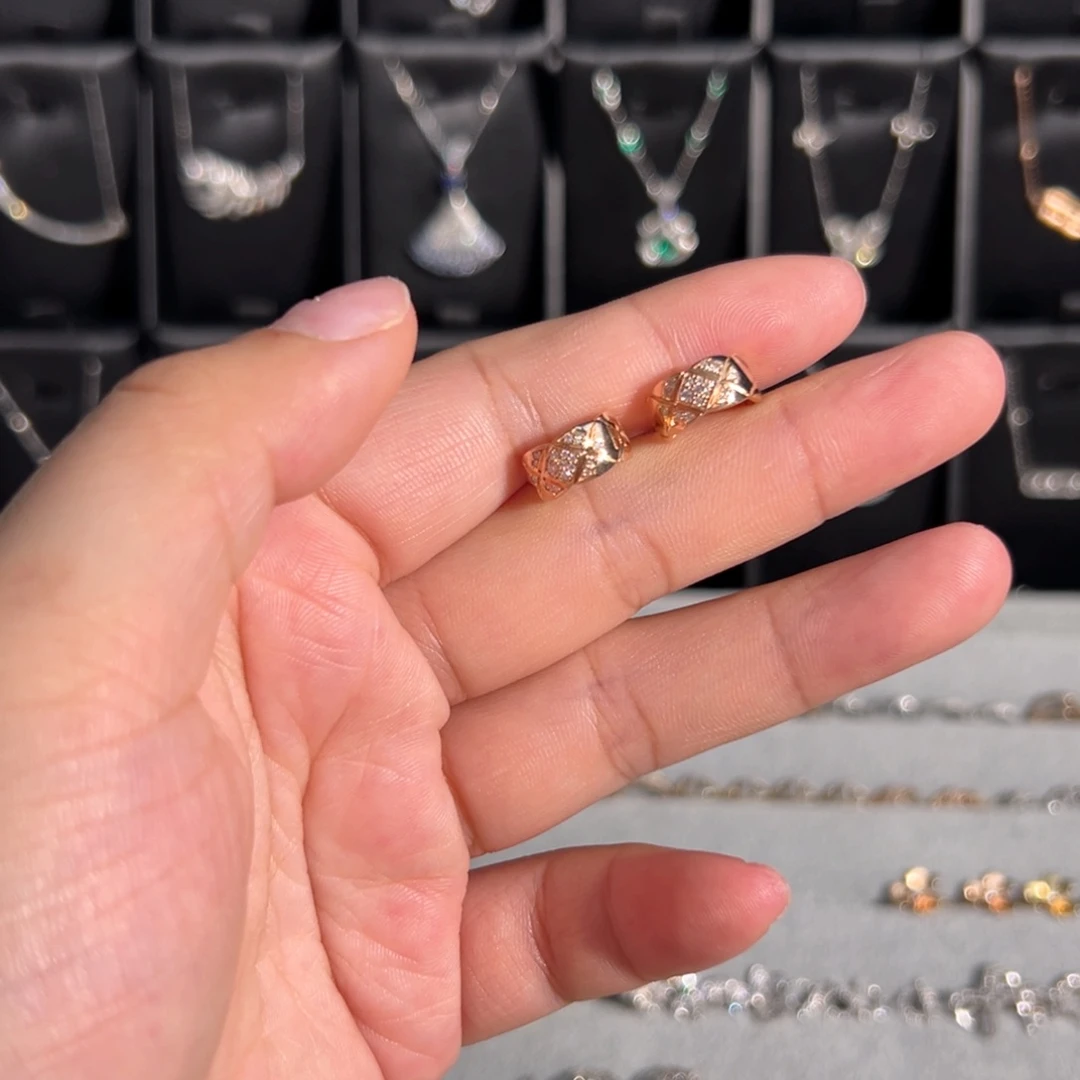 银S925镶嵌耳饰钻石宽版菱格纹耳扣k玫