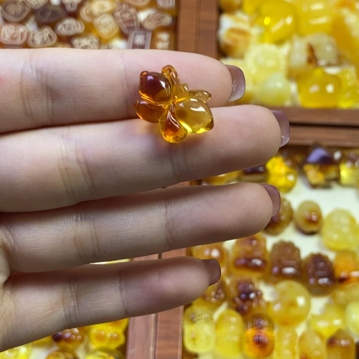 橄榄核吊坠小蝴蝶