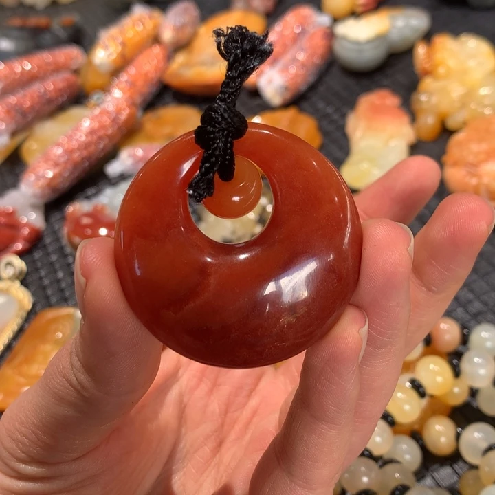 石英质玉（黄龙玉）未镶嵌颈饰