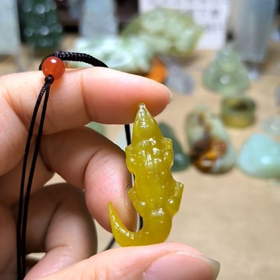 日***异蛇纹石玉未镶嵌颈饰