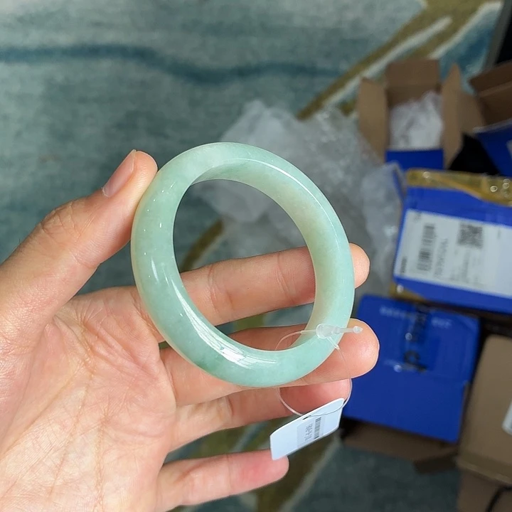 翡翠手镯未镶嵌翡翠手镯