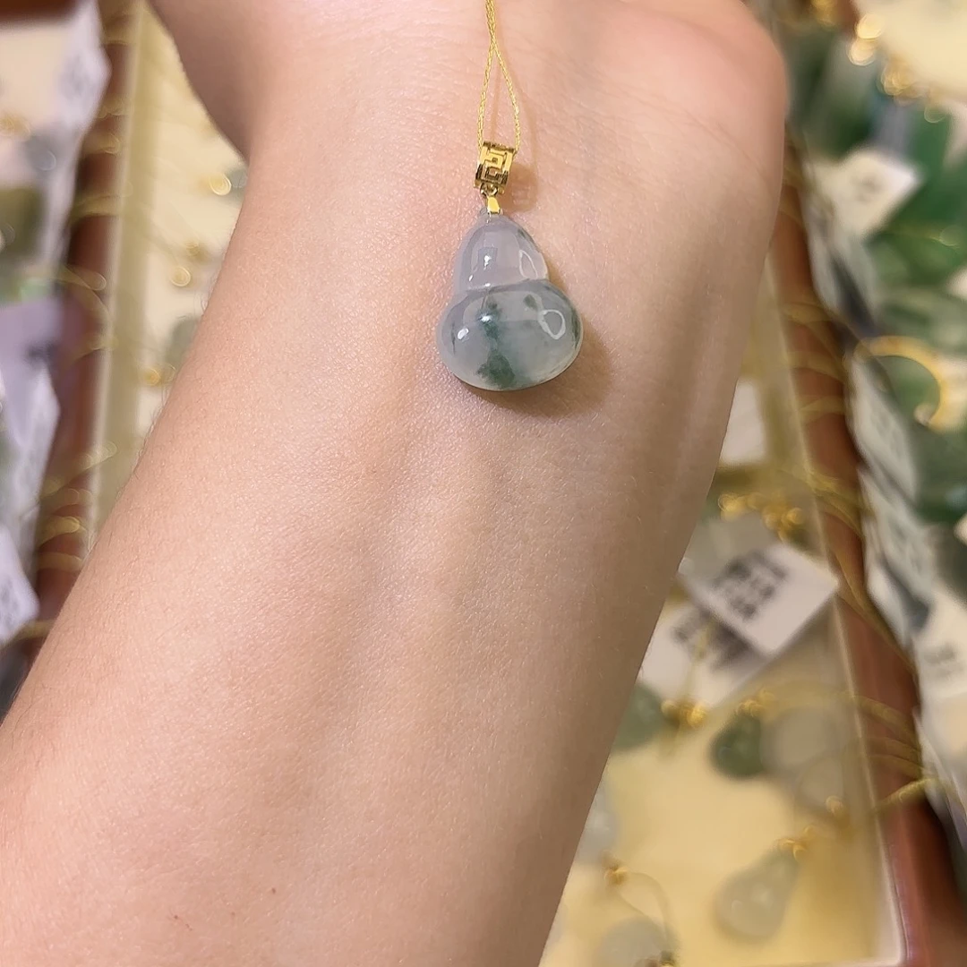 卢***钱翡翠18K金镶嵌颈饰葫芦