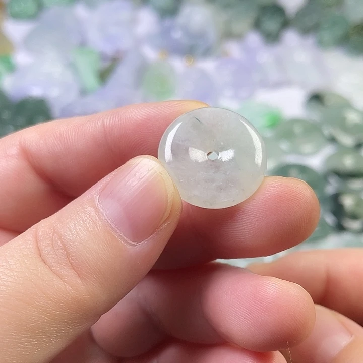 翡翠未镶嵌颈饰平安扣