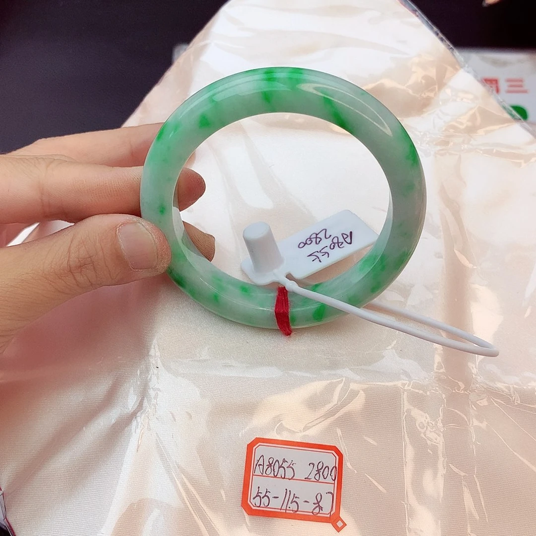 翡翠手镯未镶嵌翡翠