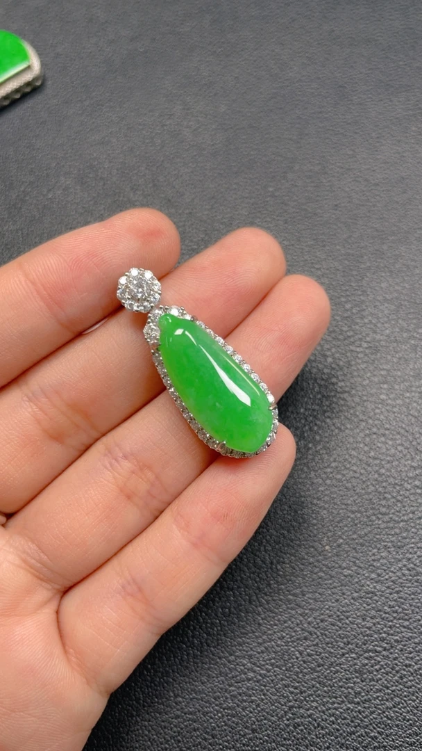 天然缅甸翡翠冰阳瓜精美满绿