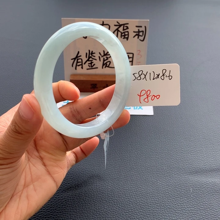 翡翠手镯未镶嵌翡翠手镯