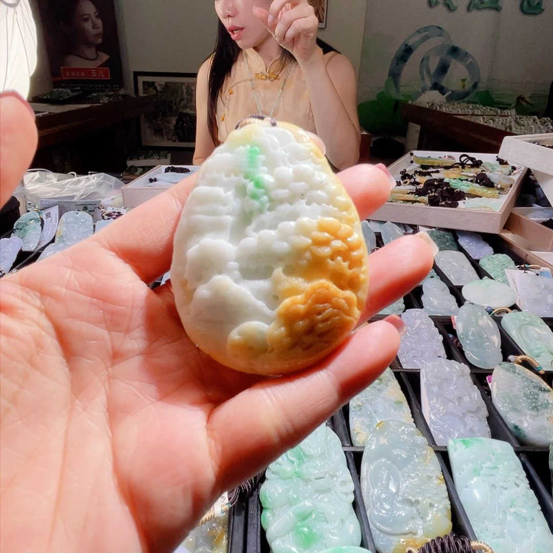翡翠未镶嵌颈饰一个