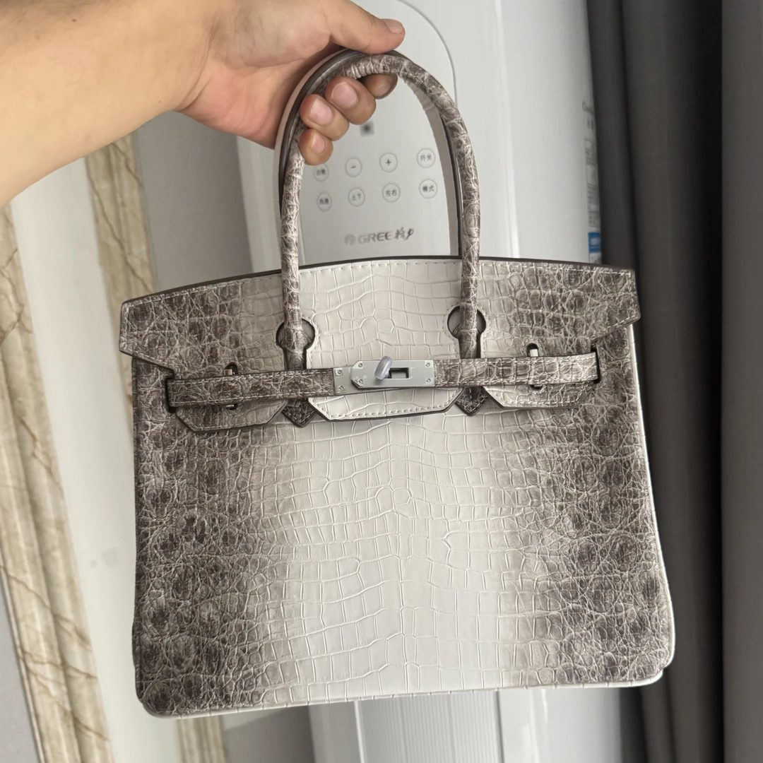 衣矜苑2025大容量牛皮银扣白色压纹擦色斜挎包时尚大气扣式铂金包