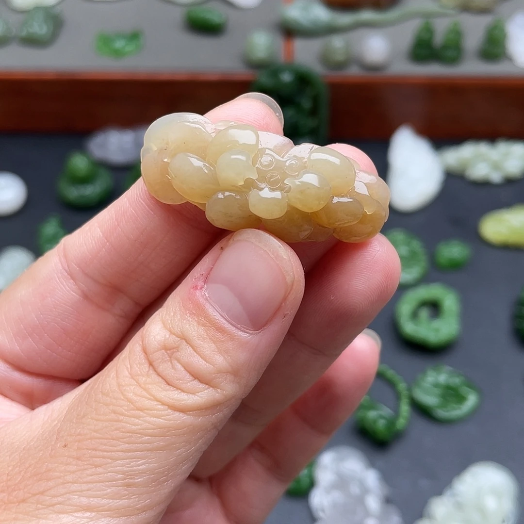 和田玉未镶嵌颈饰糖色莲花手牌