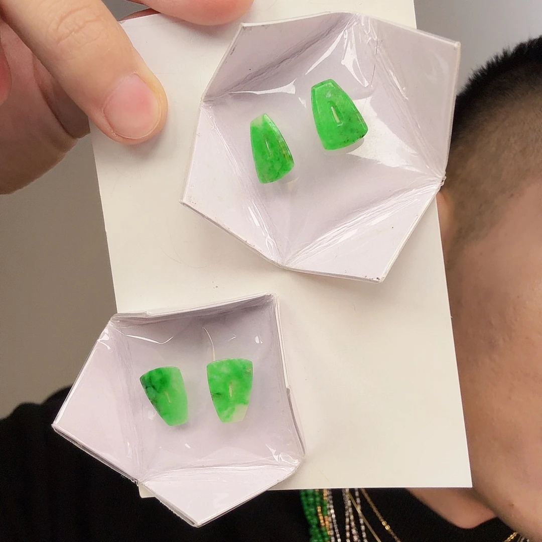 翡翠未镶嵌颈饰一对